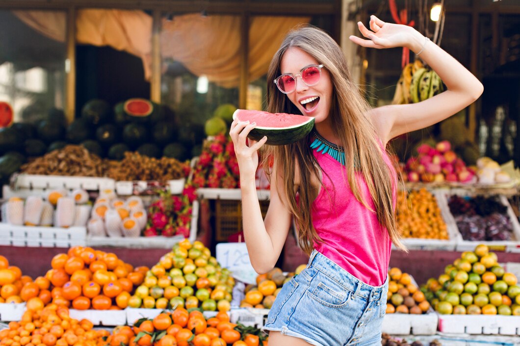 chica pelo largo mercado mercado frutas tropicales ella probar rodaja sandia mano 197531 295
